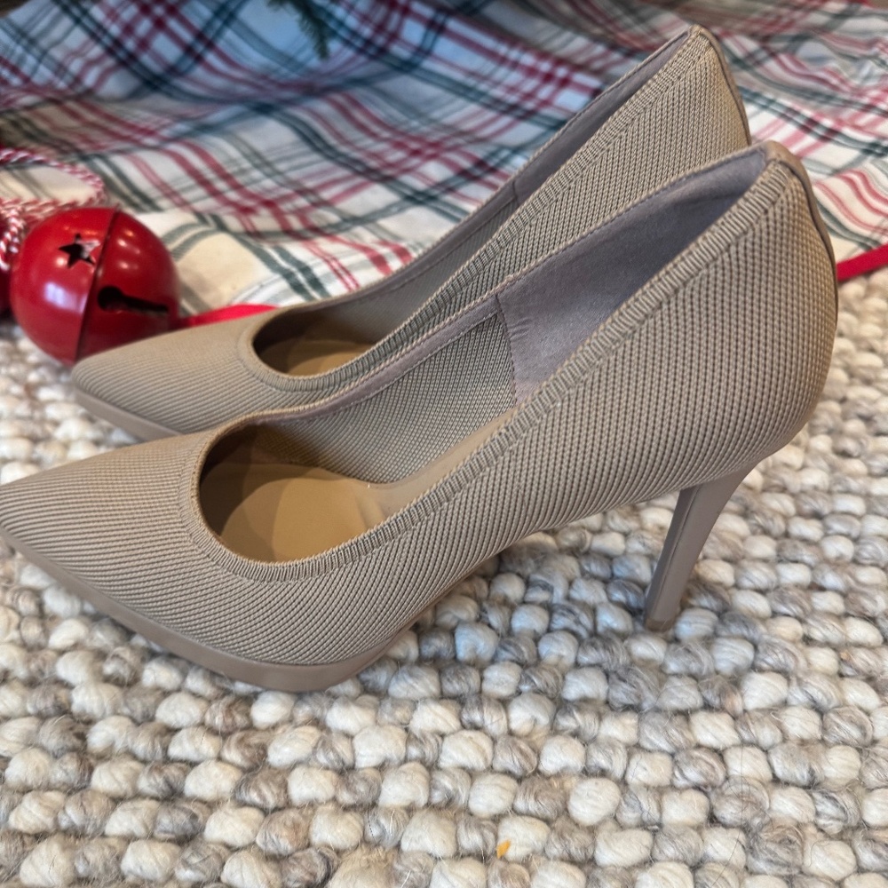 New Cosy Island Beige heels size.10